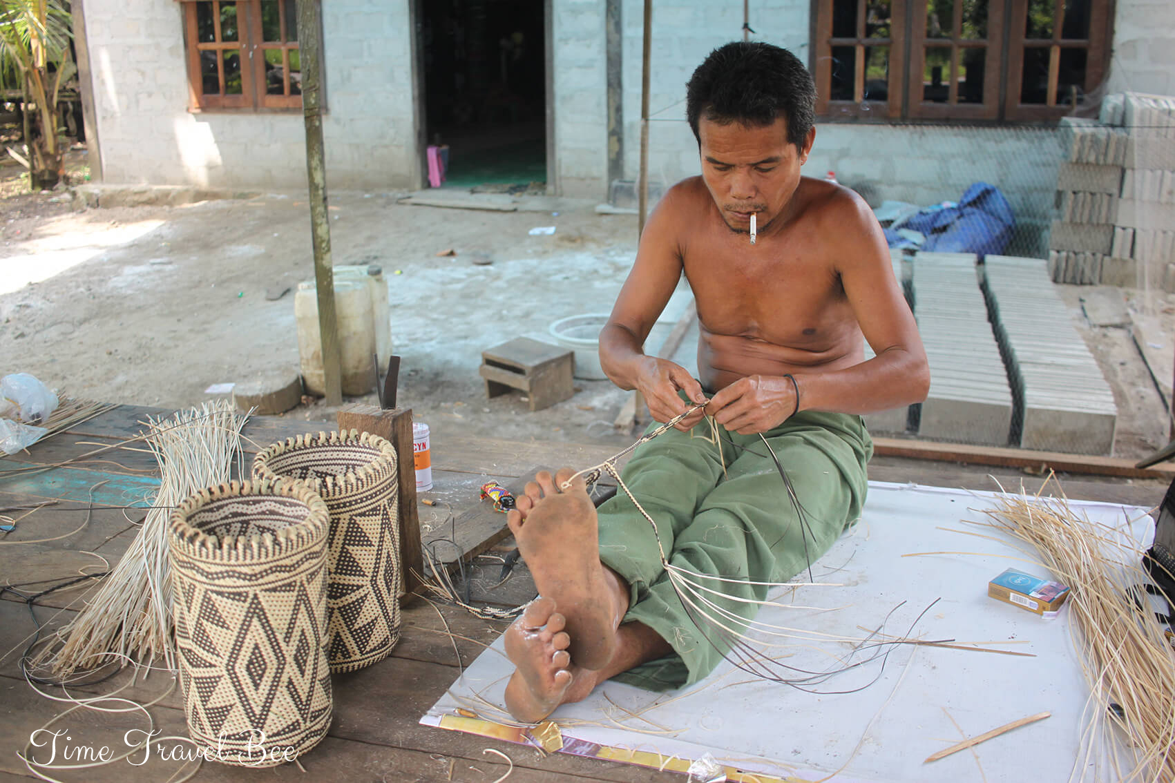 Torebki z trzciny rattan robione na Borneo.