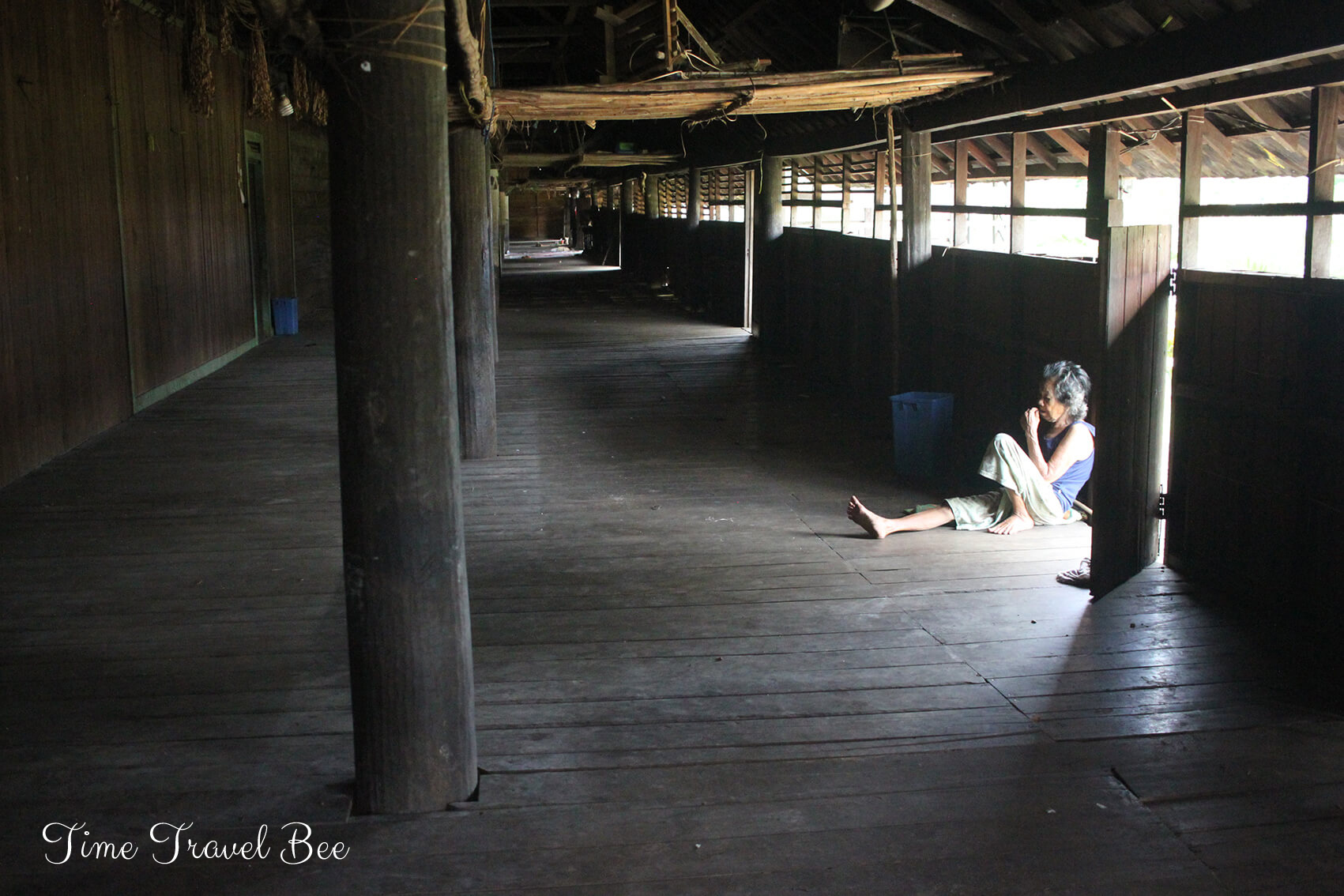 Tradycyjny długi dom longhouse Dayaków na Borneo.