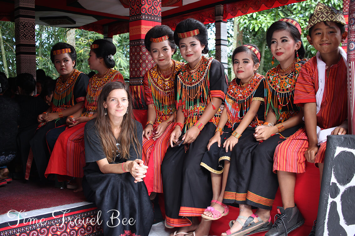 Tradycyjne stroje Indonezji. Pogrzeb w Toradży.