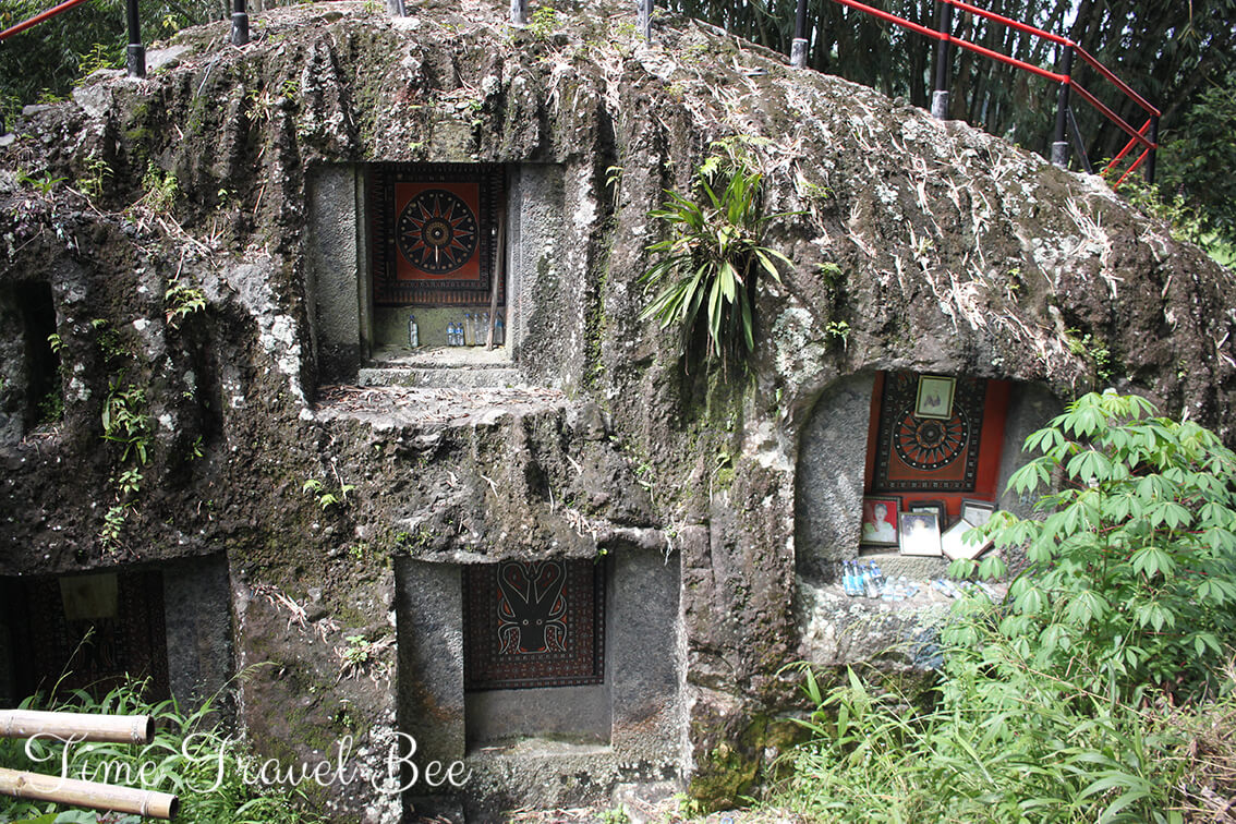 Tradycyjne groby w Tana Toraja.