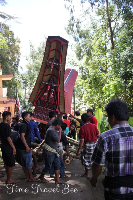 Pogrzeb w Toradży. Szokujące tradycje świata.