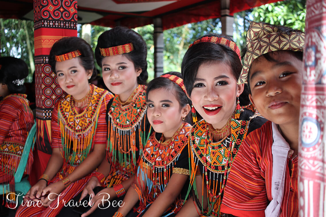 Dzieci w Indonezji. Tradycyjne stroje Tana Toraja.