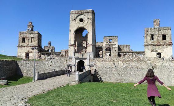 Zamek w Ujeździe. Podróżniczka zwiedza zamek.
