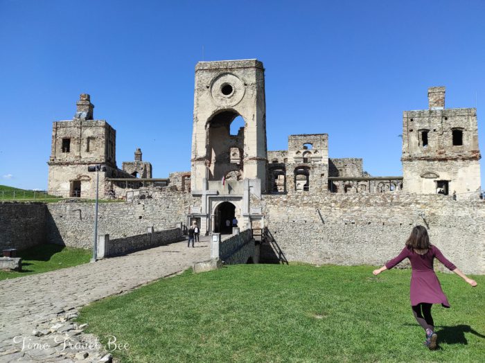 Zamek w Ujeździe. Podróżniczka zwiedza zamek.