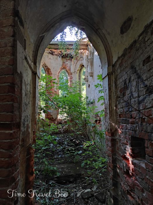 Urbex świętkorzyskie. Zabytkowa kaplica w ruinach Pałacu Karskich we Włostowie.