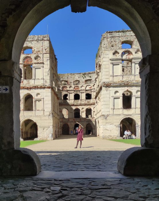 Ruiny zamku Krzyżtopór w Ujeździe. Główny dziedziniec i brama zamku.