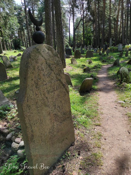 Mizar w Kruszynianach. Grobowce muzułmańskie z półksiężycem - symbolem Islamu.