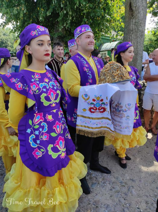 Festiwal Sabantuj w Kruszynianach na Podlasiu. Mrowisko - tradycyjna potrawa Podlasia. Młodzież w tradycyjnych strojach Tatarskich.