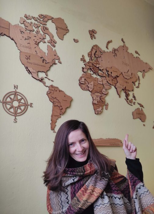 Prezent dla podróżnika, drewniana mapa świata.