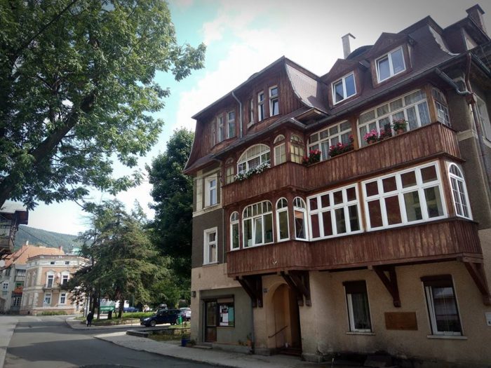 Drewniany budynek uzdrowiska w Sokołowsku niedaleko Wałbrzycha. Zabytkowe uzdrowisko na południu Polski. Pomysł na weekend na południu Polski.