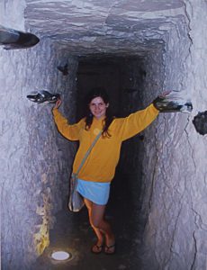 krzemionki opatowskie koło Bałtowa. Dziewczyna w żółtej bluzie i niebieskiej mini spódniczce. Krzemień pasiasty w ścianach kopalni.