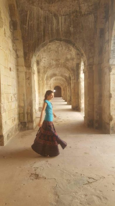 Dziewczyna podróżująca po Algierii. Ruiny fortecy w Oranie.