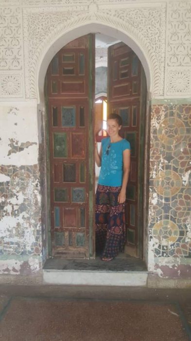 Pałac Baya w Oranie. Zdobione drzwi i ściany w kaligrafie islamską.