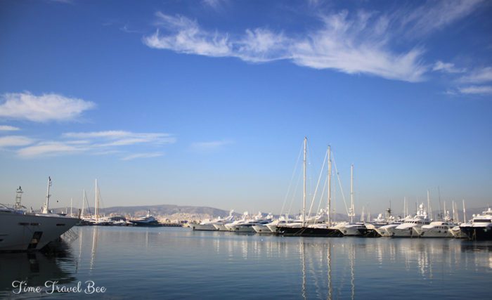 Wybrzeże w Atenach, główny deptak, łodzie i jachty.