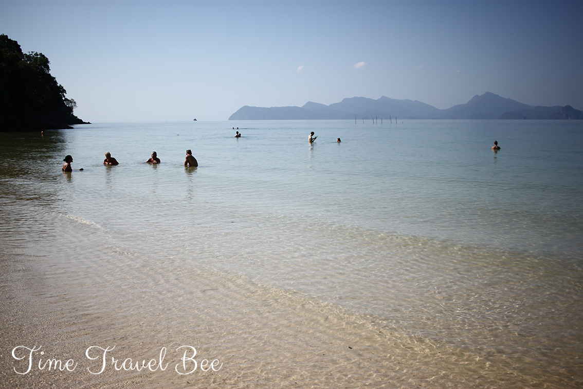 Spokojna plaża bez tłumów. Langkawi, Malezja.