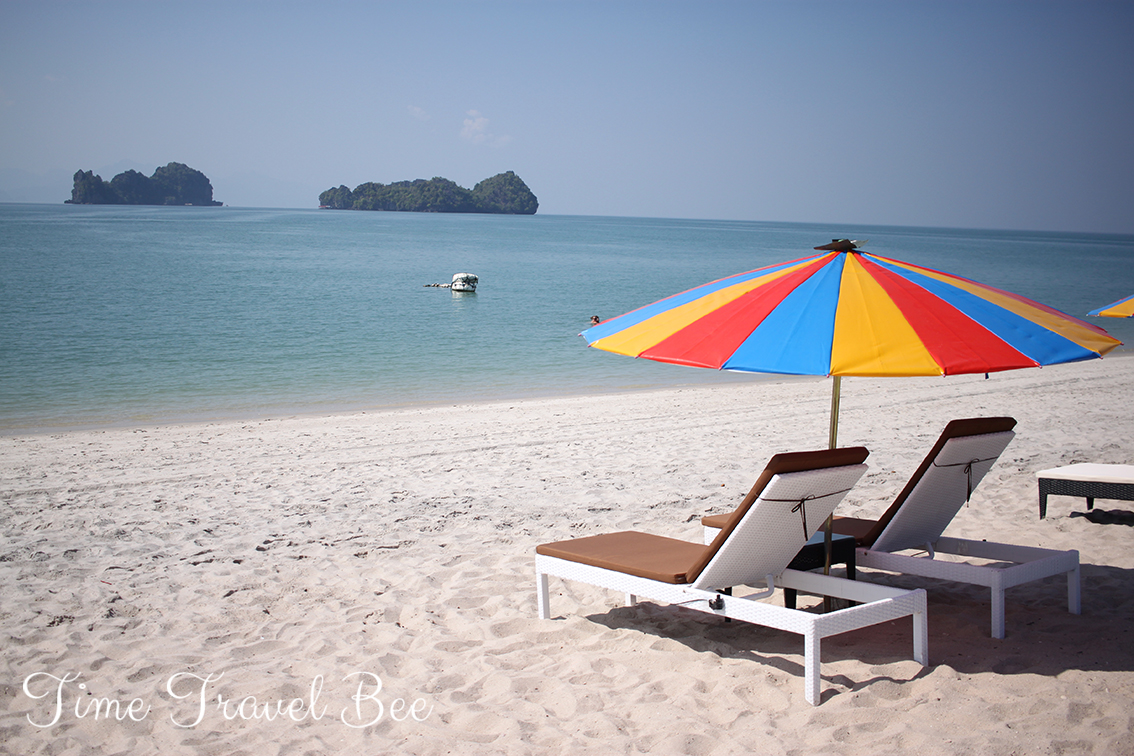 Kolorowy parasol i leżaki na plaży. Malezja.
