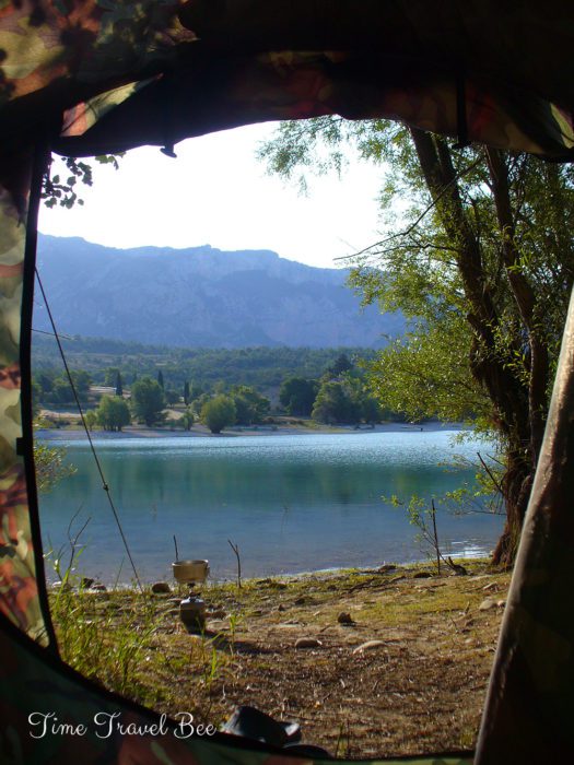 Spanie w namiocie przy jeziorze na dziko. Jak znaleźć tanie noclegi?