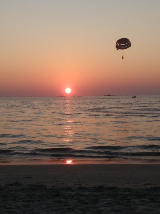 Paralotnia na plaży. Malezja.